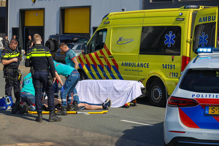 Motorrijder botst in zijkant van personenwagen