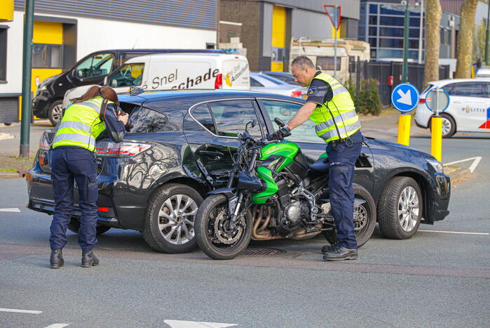 Motorrijder botst in zijkant van personenwagen