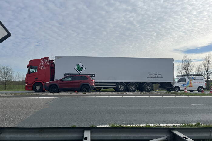Bestelbus botst achterop vrachtwagentrailer