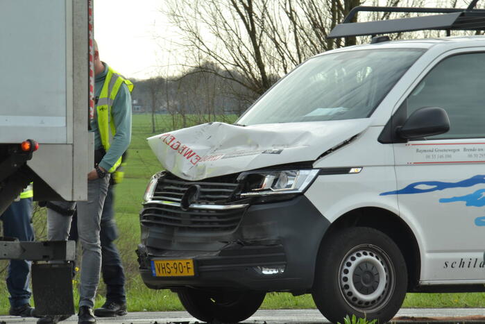 Bestelbus botst achterop vrachtwagentrailer