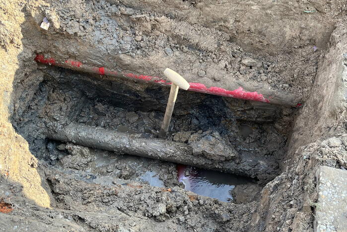 Straat zonder water na breuk in hoofdleiding