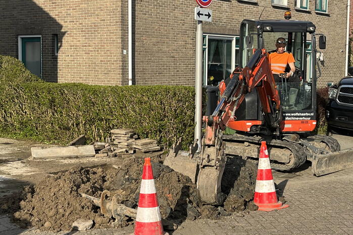 Straat zonder water na breuk in hoofdleiding