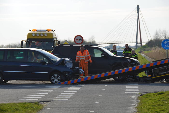Veel schade na ongeval op kruising