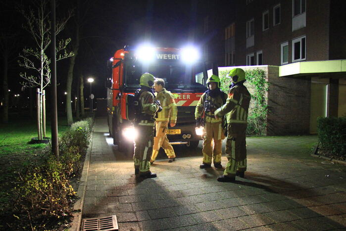 Bewoners buiten na ruiken gaslucht