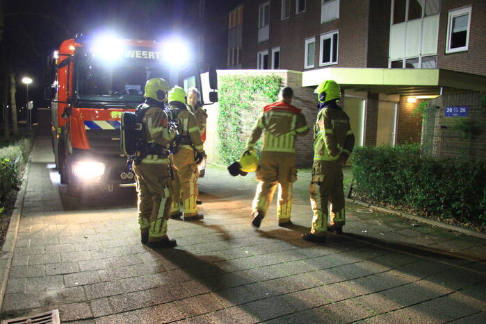 Bewoners buiten na ruiken gaslucht