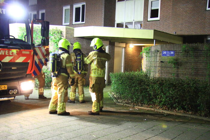 Bewoners buiten na ruiken gaslucht