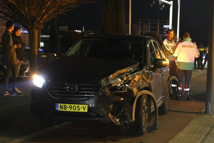 Flinke schade na botsing tussen auto en ambulance