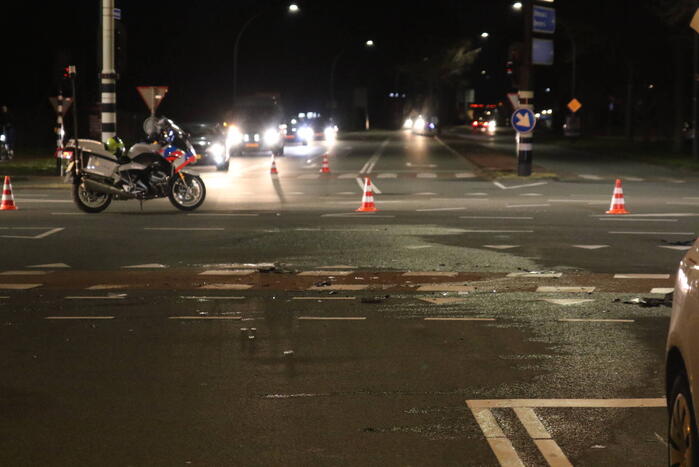 Flinke schade na botsing tussen auto en ambulance