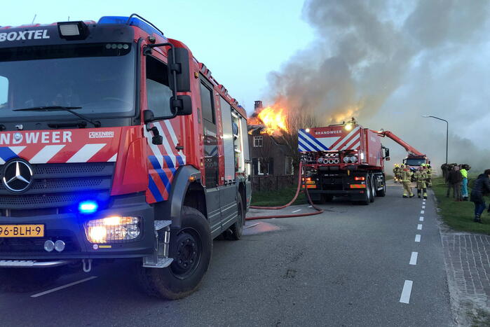 Grote brand in woning met rietendak