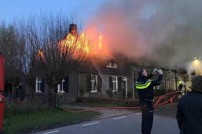 Grote brand in woning met rietendak