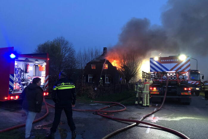 Grote brand in woning met rietendak