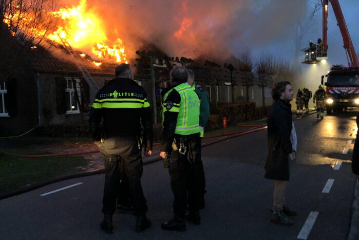Grote brand in woning met rietendak