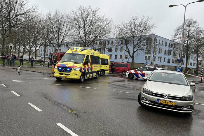 Auto belandt op motorkap bij botsing