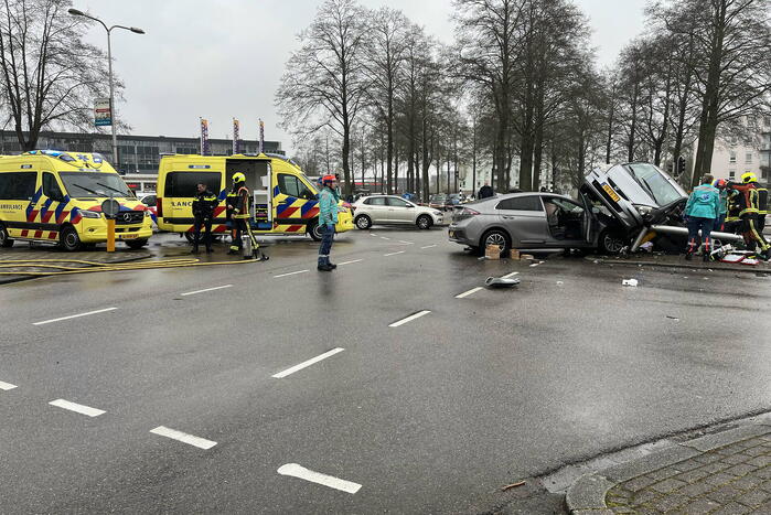 Auto belandt op motorkap bij botsing