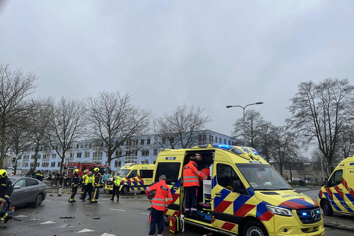 Auto belandt op motorkap bij botsing