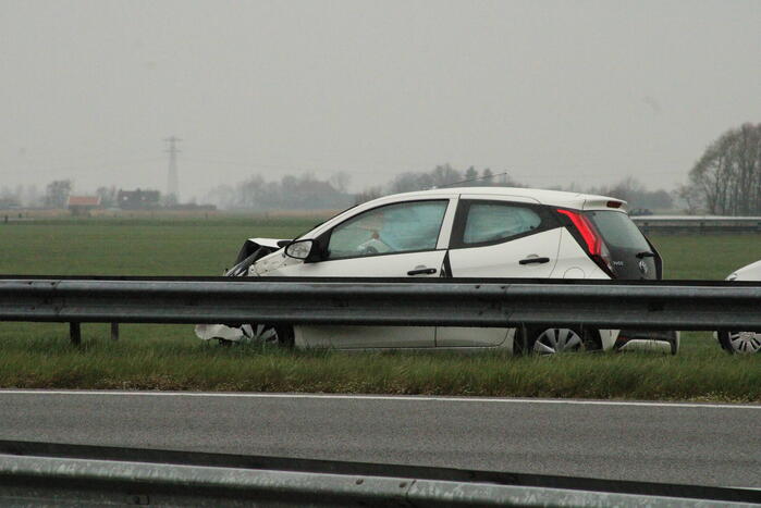 Snelweg afgesloten na ongeval met meerdere voertuigen