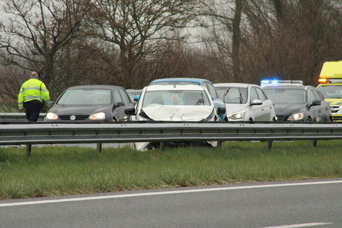 Snelweg afgesloten na ongeval met meerdere voertuigen