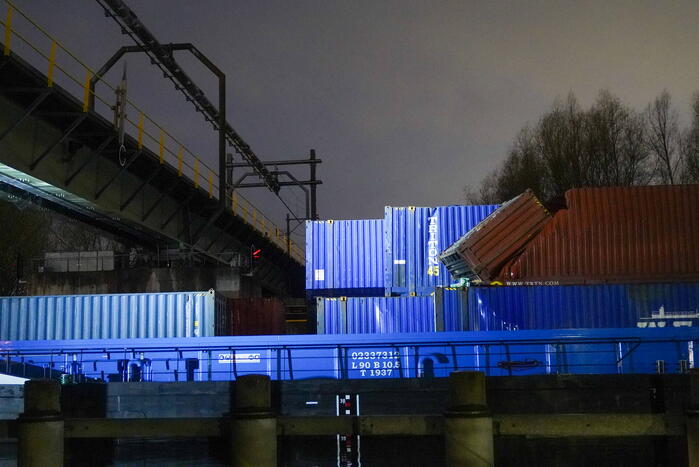 Binnenvaartschip vaart tegen spoorbrug