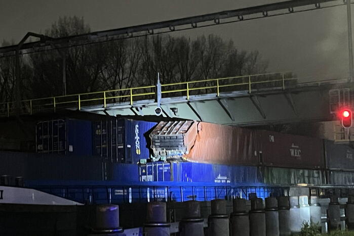 Binnenvaartschip vaart tegen spoorbrug