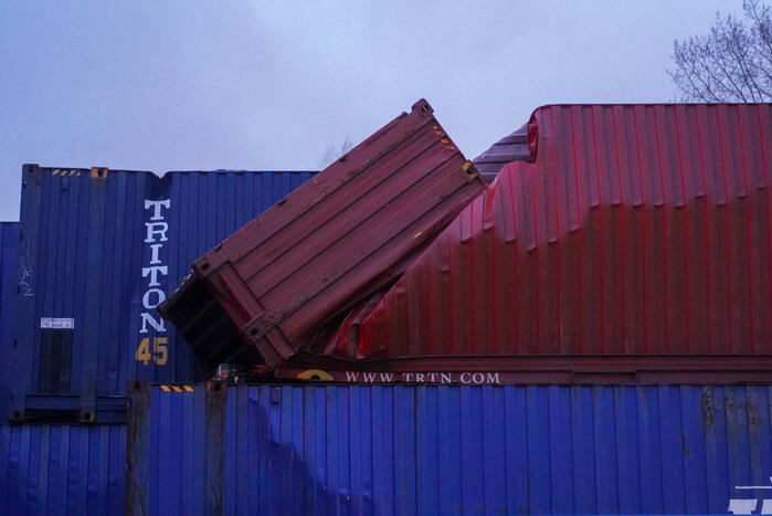 Binnenvaartschip vaart tegen spoorbrug