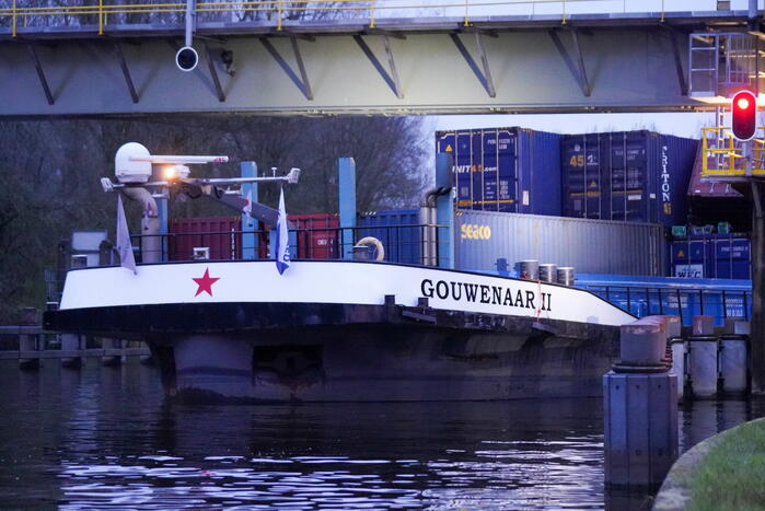 Binnenvaartschip vaart tegen spoorbrug