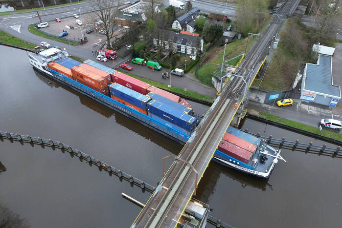 Binnenvaartschip vaart tegen spoorbrug