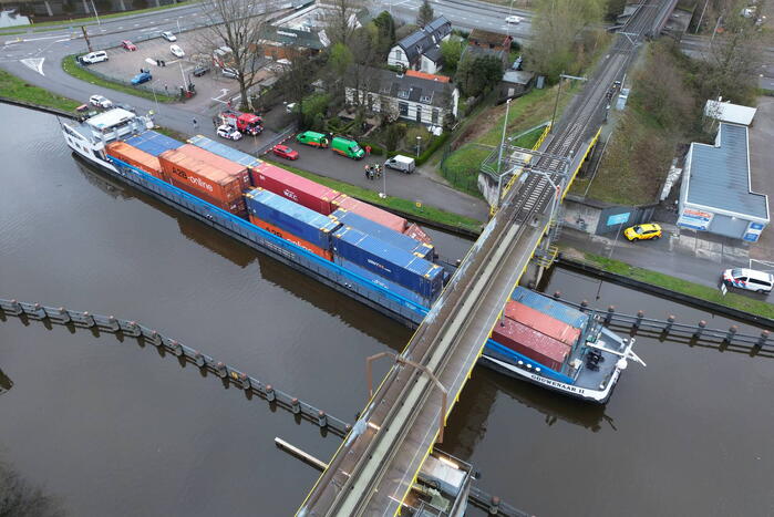 Binnenvaartschip vaart tegen spoorbrug