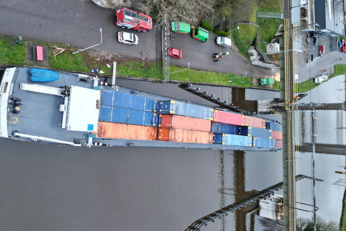 Binnenvaartschip vaart tegen spoorbrug