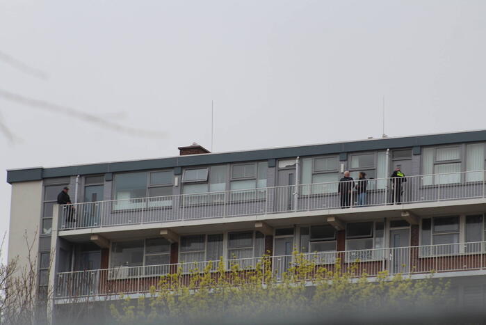 Persoon met verward gedrag van flatgebouw gehaald