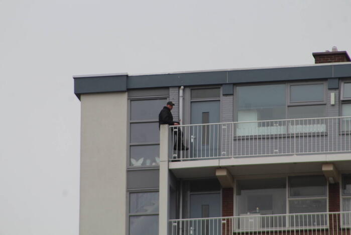 Persoon met verward gedrag van flatgebouw gehaald