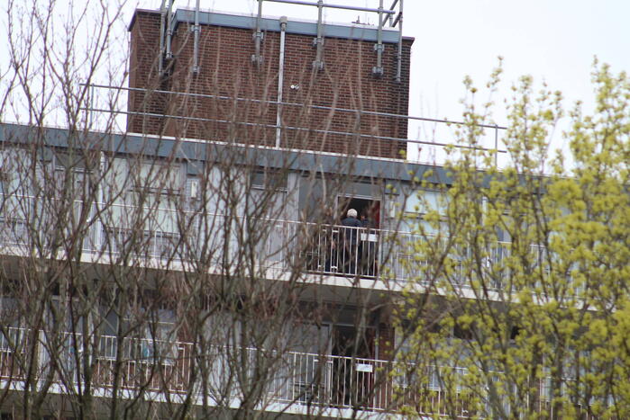 Persoon met verward gedrag van flatgebouw gehaald