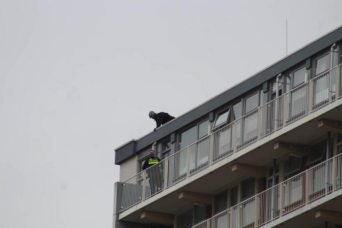 Persoon met verward gedrag van flatgebouw gehaald