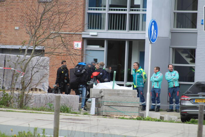 Persoon met verward gedrag van flatgebouw gehaald