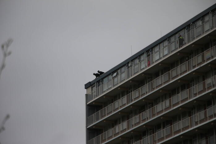 Persoon met verward gedrag van flatgebouw gehaald