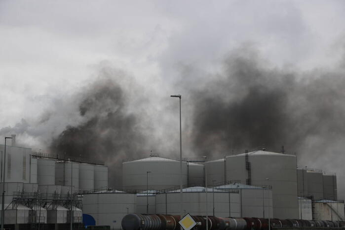 Enorme rookwolken bij brand op industrieterrein