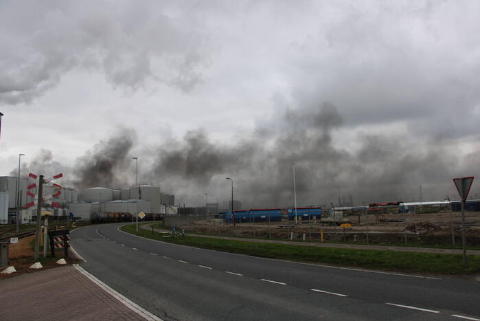 Enorme rookwolken bij brand op industrieterrein