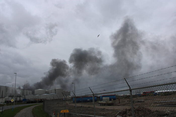 Enorme rookwolken bij brand op industrieterrein