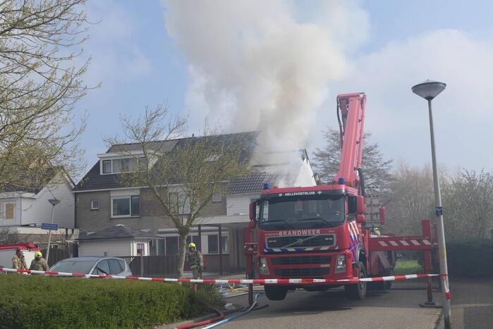 Uitslaande dakbrand bij woning