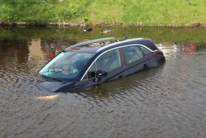 Omstanders redden inzittenden uit te water geraakte auto