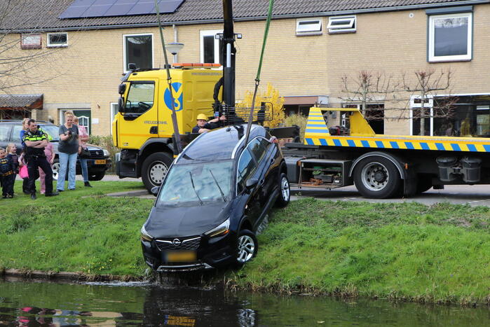Omstanders redden inzittenden uit te water geraakte auto