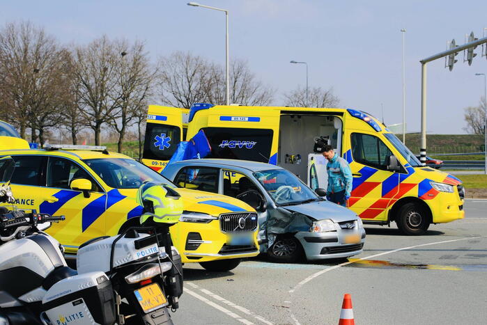 Auto rijdt door rood en veroorzaakt aanrijding