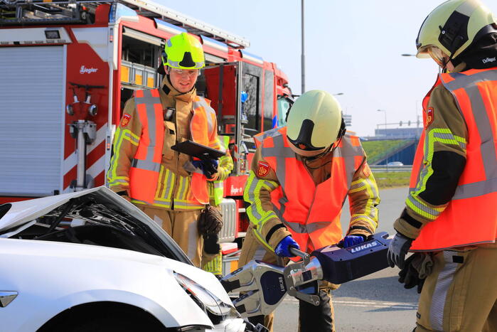Auto rijdt door rood en veroorzaakt aanrijding