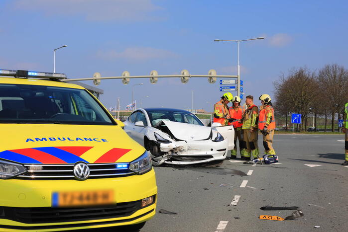 Auto rijdt door rood en veroorzaakt aanrijding