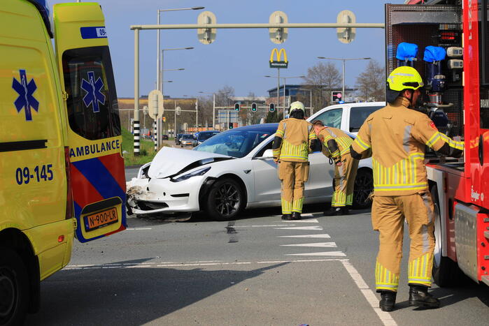 Auto rijdt door rood en veroorzaakt aanrijding