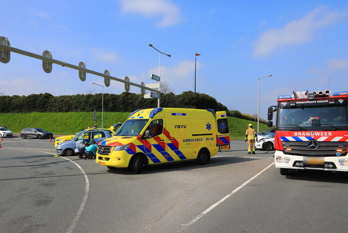 Auto rijdt door rood en veroorzaakt aanrijding