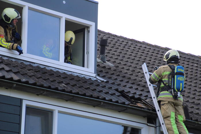 Brand in dak snel onder controle