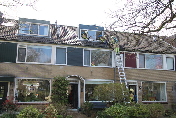 Brand in dak snel onder controle