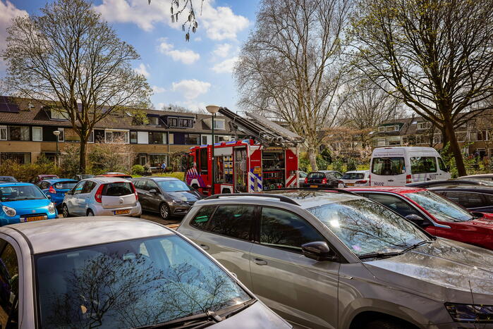 Brand in dak snel onder controle