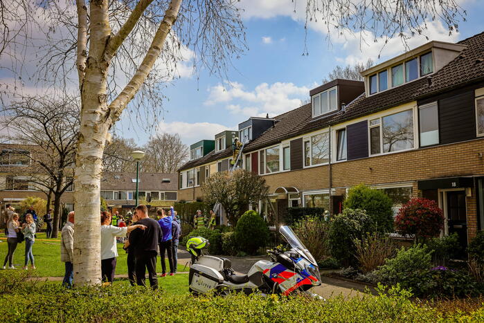 Brand in dak snel onder controle