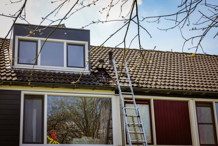 Brand in dak snel onder controle